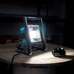 Projetor-de-Iluminacao-LED-a-Bateria-Makita-DML805-ANT-Ferramentas